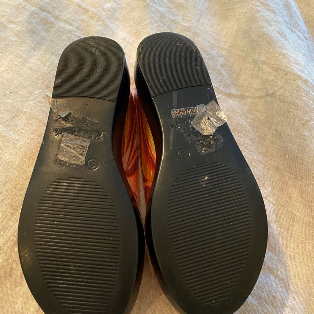 Pair of Florida style slide on sandles!!  Rarely worn.